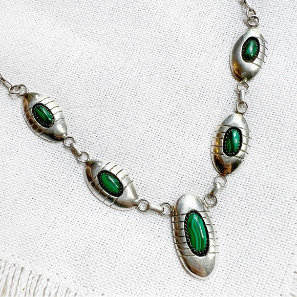 Vintage NATIVE Southwestern Malachite & Sterling Silver Shadowbox Necklace - Picture 3 of 10